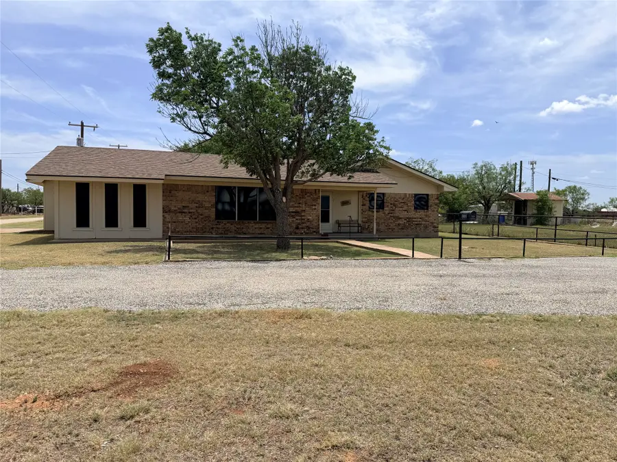 305 S Cleveland Avenue, Aspermont, TX 79502 - #2