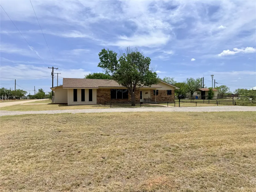 305 S Cleveland Avenue, Aspermont, TX 79502 - #3