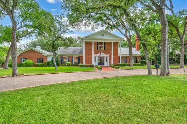 2825 Lake Air Drive, Waco, TX 76710