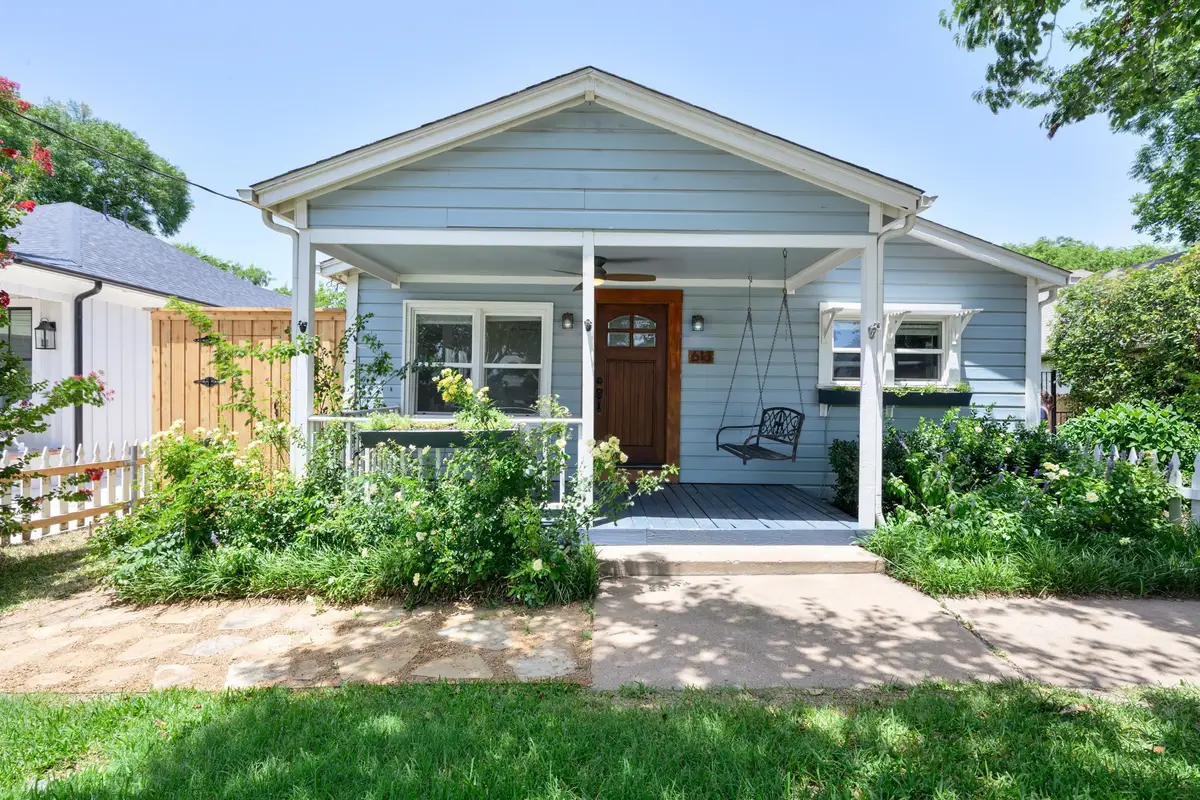 613 E Worth Street, Grapevine, TX 76051 - #1