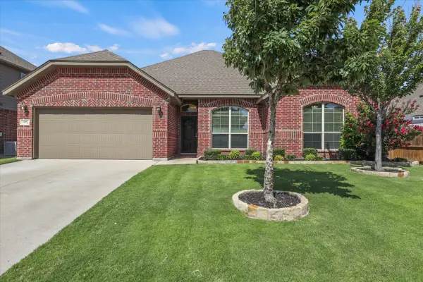 1109 Nottingham Trail, Saginaw, TX 76179