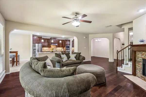 8 Duskview Lane, Edgecliff Village, TX 76134