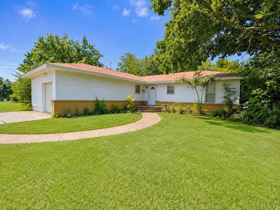 806 Sessions Street, Bowie, TX 76230 - #2