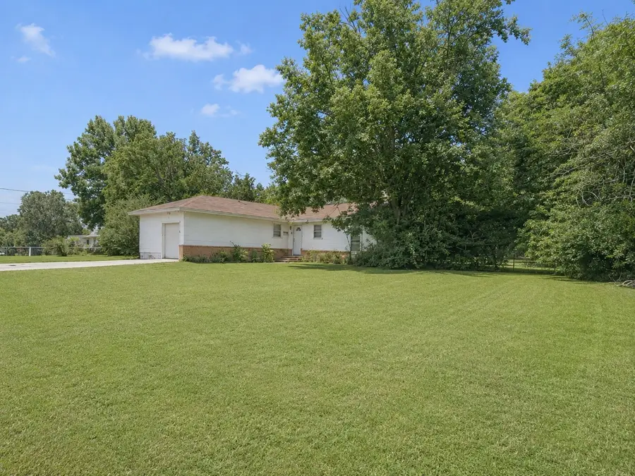 806 Sessions Street, Bowie, TX 76230 - #3