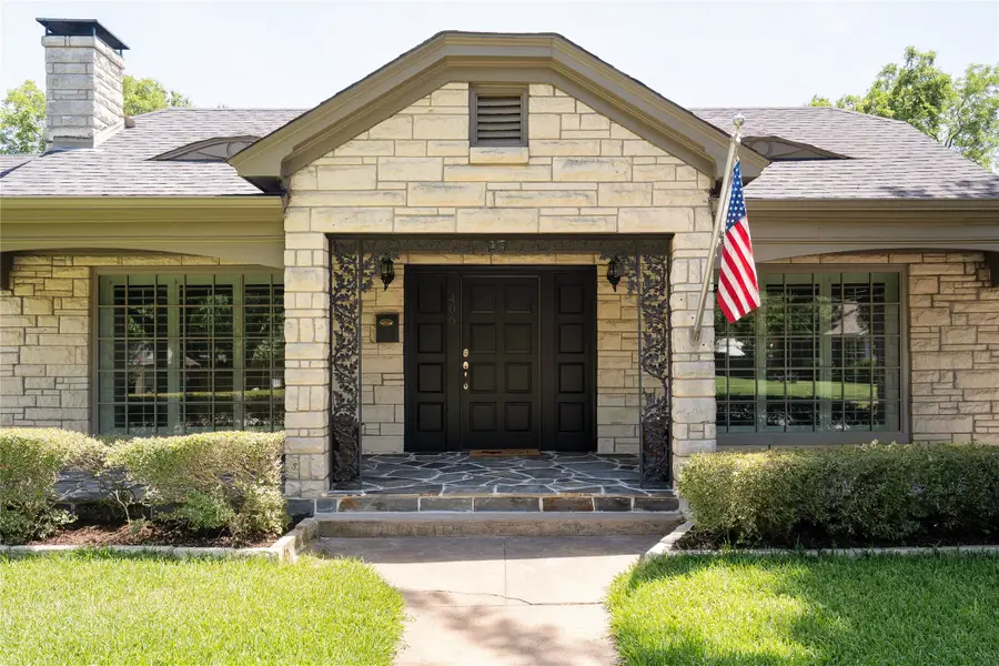 406 E Main Street, Whitesboro, TX 76273 - #3