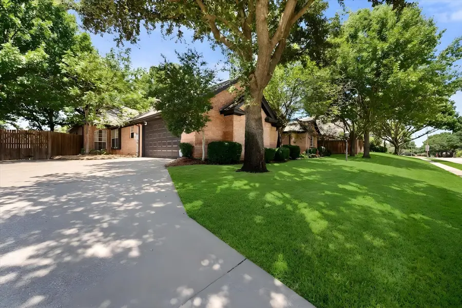 8337 Thornhill Drive, North Richland Hills, TX 76182 - #2