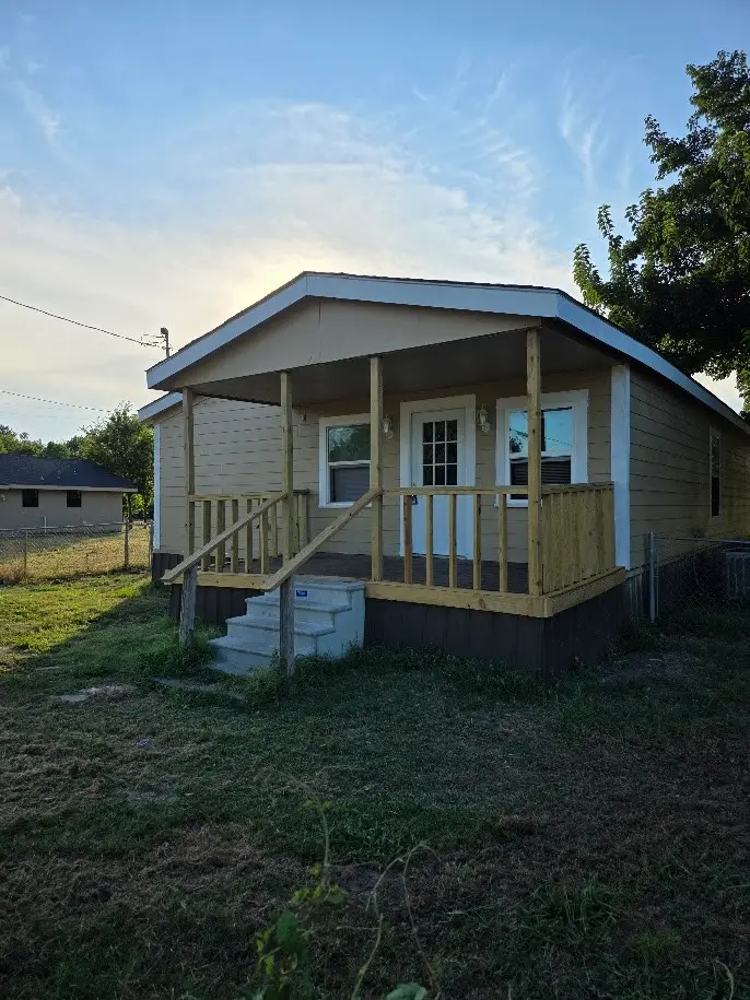 916 West Avenue B, Rosebud, TX 76570 - #2