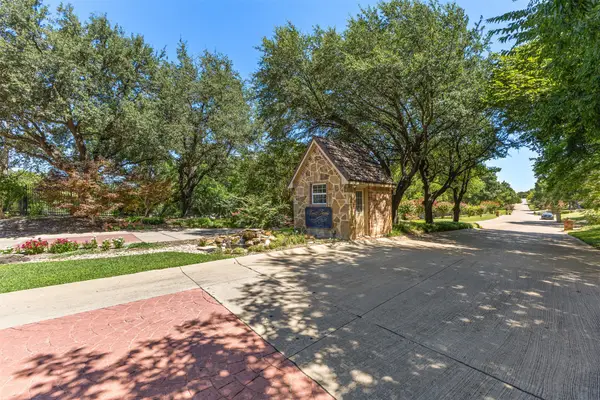 1190 Whispering Oaks Drive, DeSoto, TX 75115