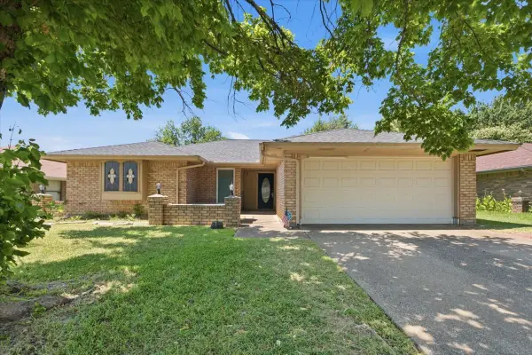 200 Almond Lane, Euless, TX 76039