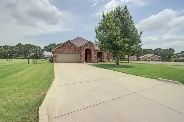 108 Champions Way, Azle, TX 76020