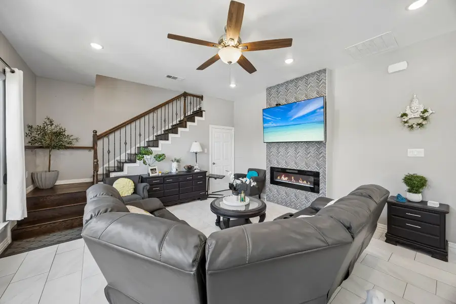 431 W Pioneer Drive, Irving, TX 75061 - #2