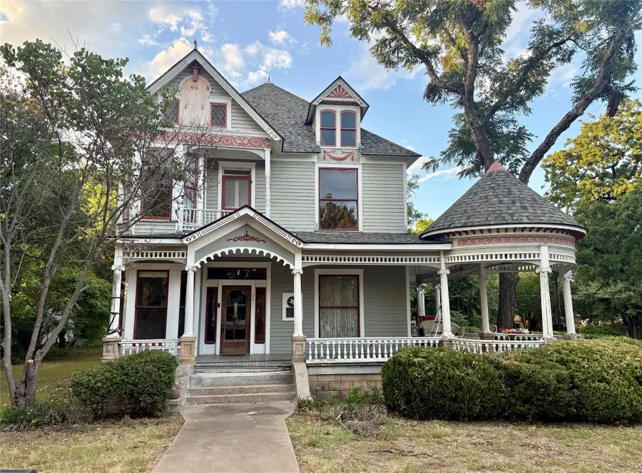 221 E Bridge Street, Granbury, TX 76048 - #2