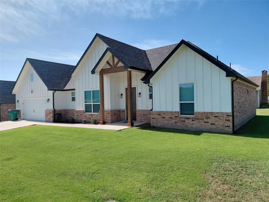 604 E 4th Street, Muenster, TX 76252 - #3