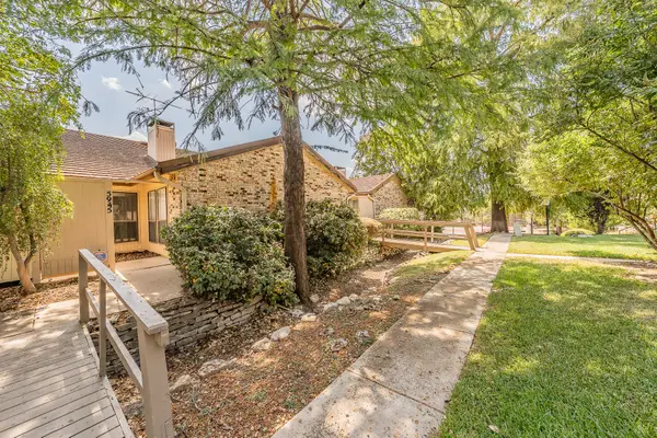 5945 Chimney Wood Circle, Fort Worth, TX 76112
