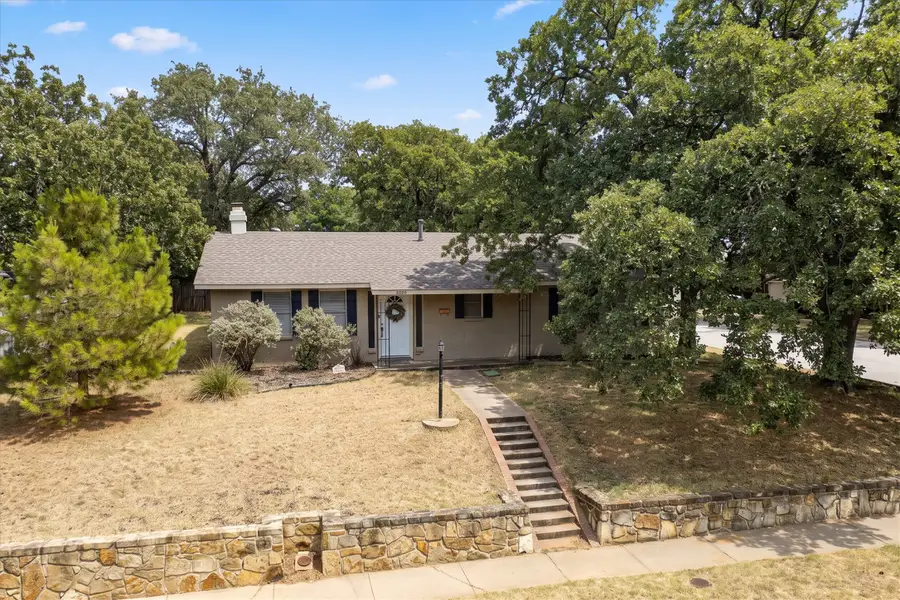 1006 N Lucas Drive, Grapevine, TX 76051 - #2
