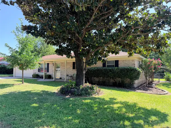 202 Shoshone Street, Comanche, TX 76442