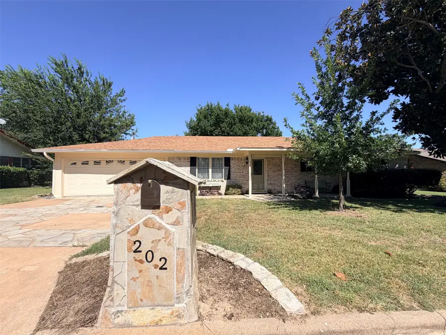 202 Shoshone Street, Comanche, TX 76442 - #2