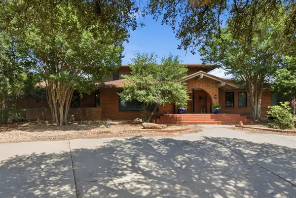 904 W Belknap Street, Jacksboro, TX 76458