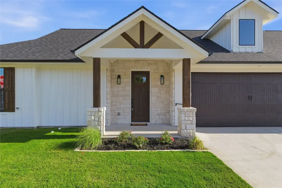 200 E Ewell Street, Granbury, TX 76048 - #2