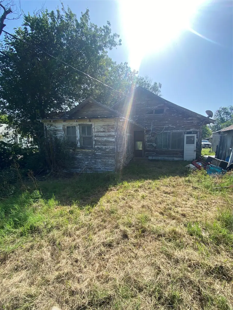 402 S Nueces Street, Coleman, TX 76834 - #2