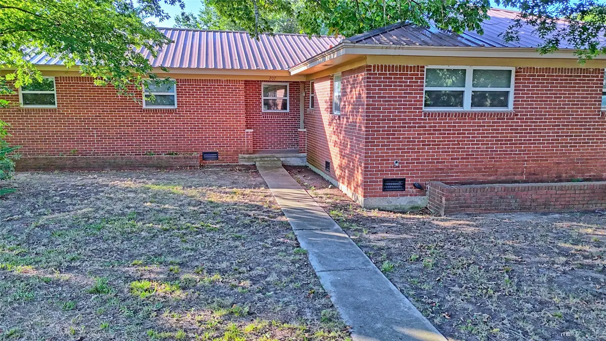 207 W Howell Street, Saint Jo, TX 76265 - #1
