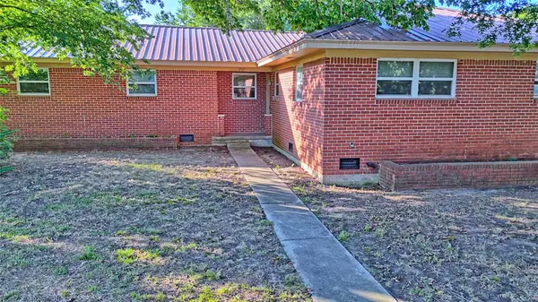 207 W Howell Street, St Jo, TX 76265