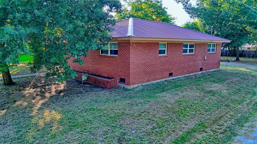 207 W Howell Street, Saint Jo, TX 76265 - #2
