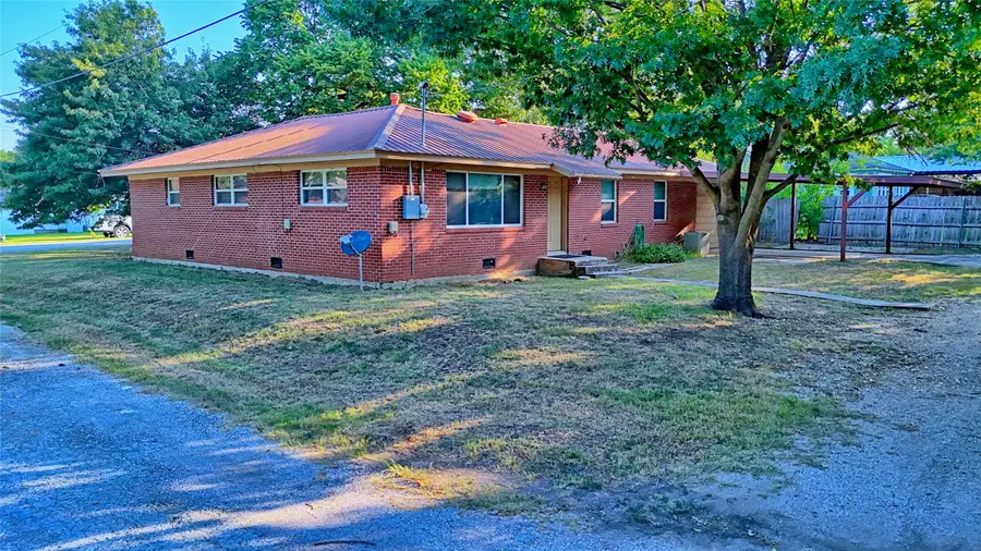 207 W Howell Street, Saint Jo, TX 76265 - #3