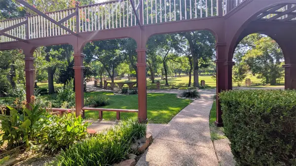 1431 S Houston School Road, Lancaster, TX 75146