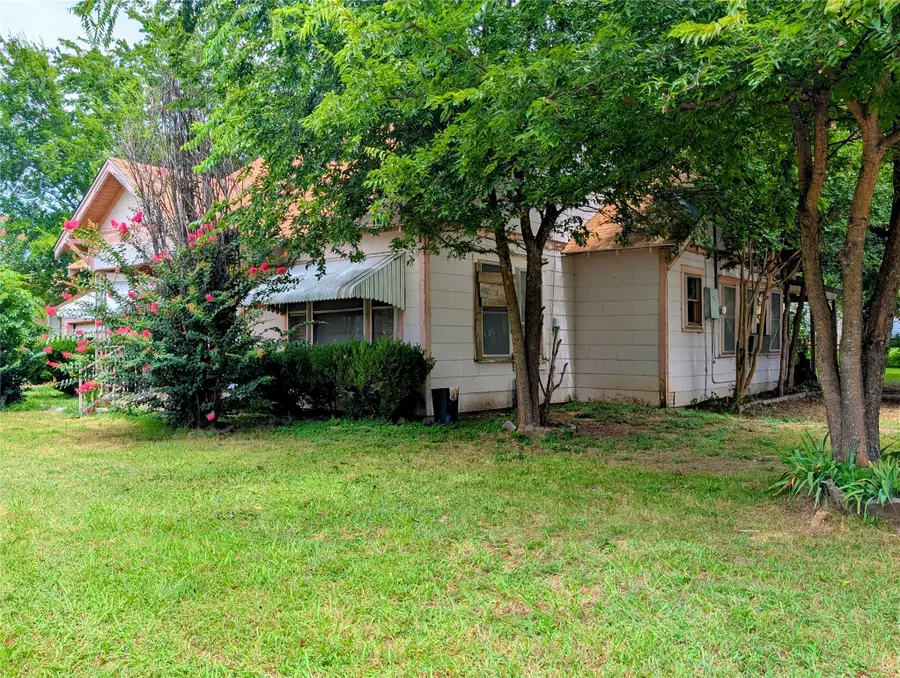 1000 N Morris Street, Gainesville, TX 76240 - #2