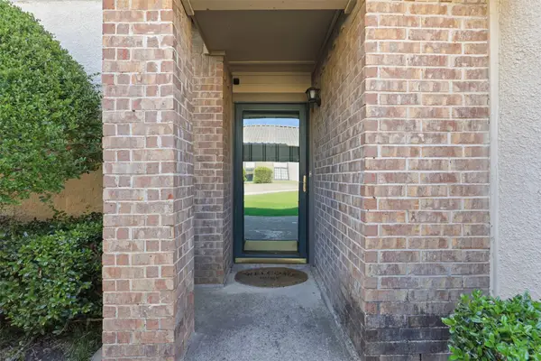 322 W Harwood Road #B, Hurst, TX 76054