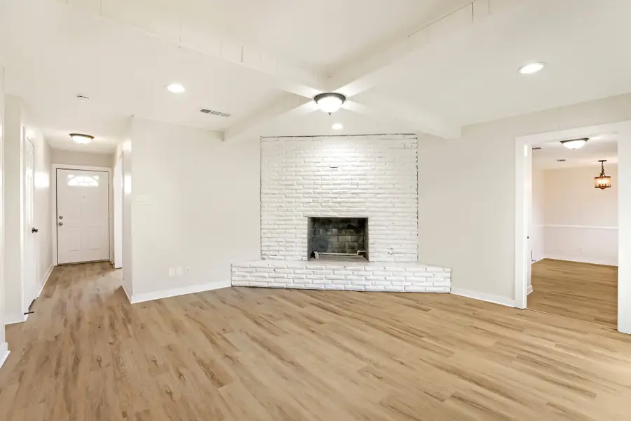 821 Oakwood Avenue, Hurst, TX 76053 - #2