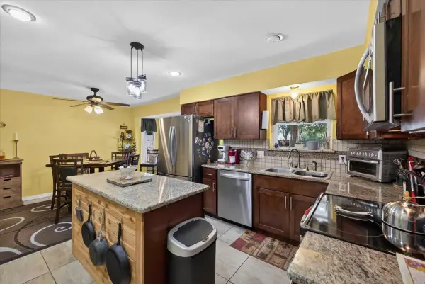 523 Lynnewood Avenue, Burleson, TX 76028