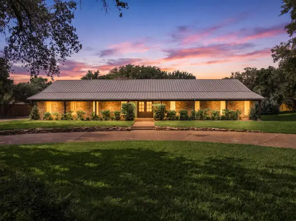 214 Oak Creek Circle, McGregor, TX 76657