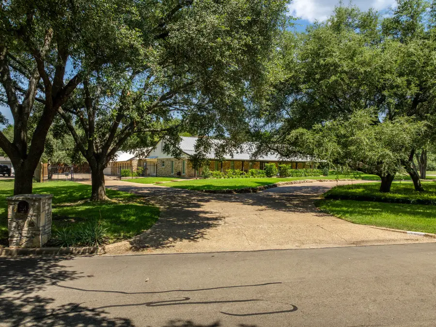 214 Oak Creek Circle, McGregor, TX 76657 - #2