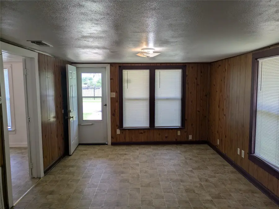 411 S Bradshaw Street, Denton, TX 76205 - #3
