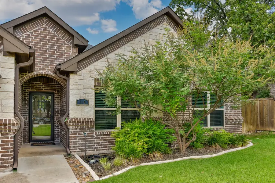 110 E Iriquois Drive, Lake Kiowa, TX 76240 - #2