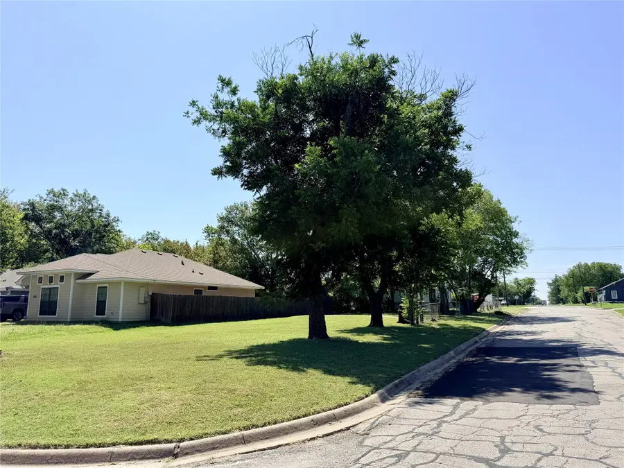 1301 E 6th Avenue, Corsicana, TX 75110 - #3