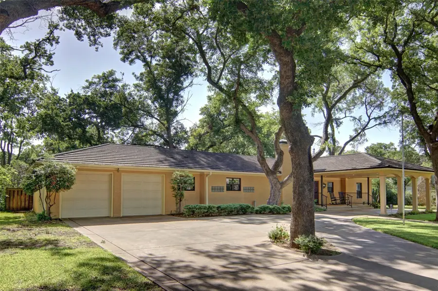 825 Elm Street, Graham, TX 76450 - #2