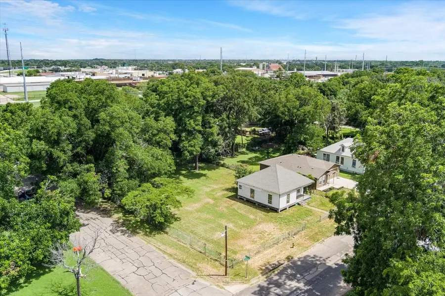 1000 E Calhoun Avenue, Waco, TX 76704 - #3