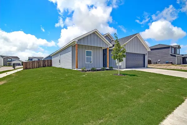 213 Marble Creek Drive, Fort Worth, TX 76131