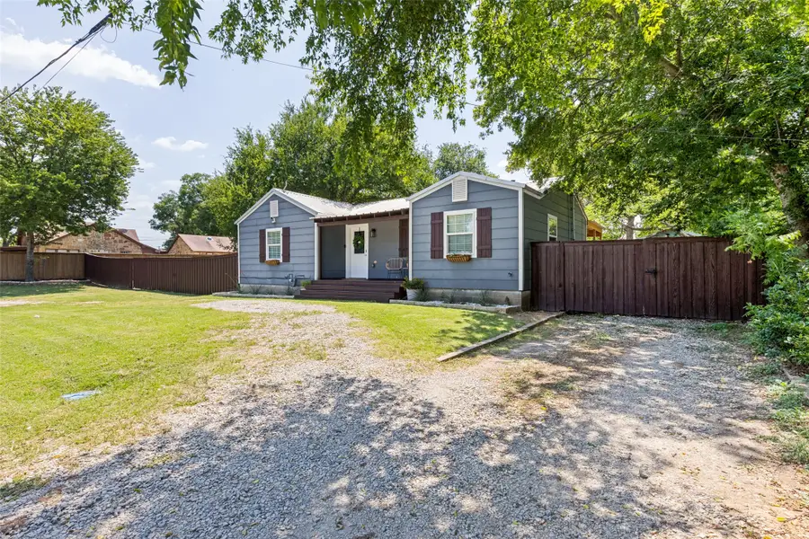 209 N Avenue B, Springtown, TX 76082 - #2