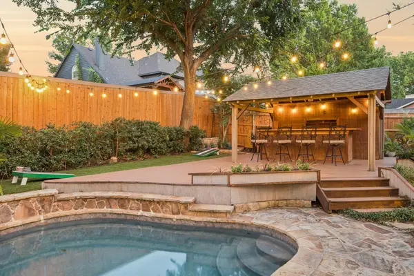 1088 W Winding Creek Drive, Grapevine, TX 76051