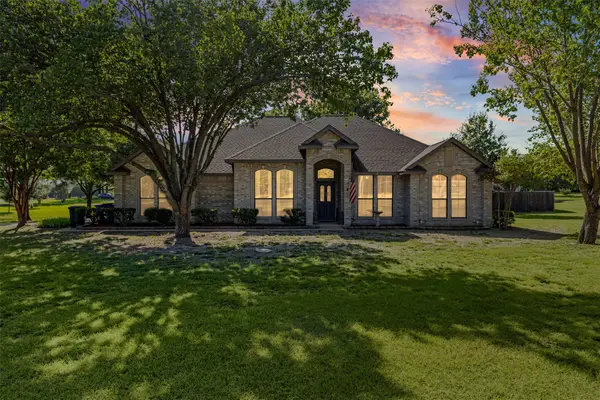500 Little Creek Trail, Oak Leaf, TX 75154