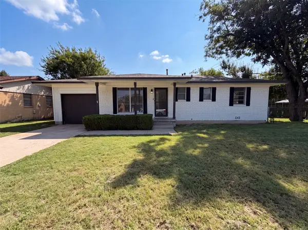 1213 S Ridgeway Drive, Cleburne, TX 76033