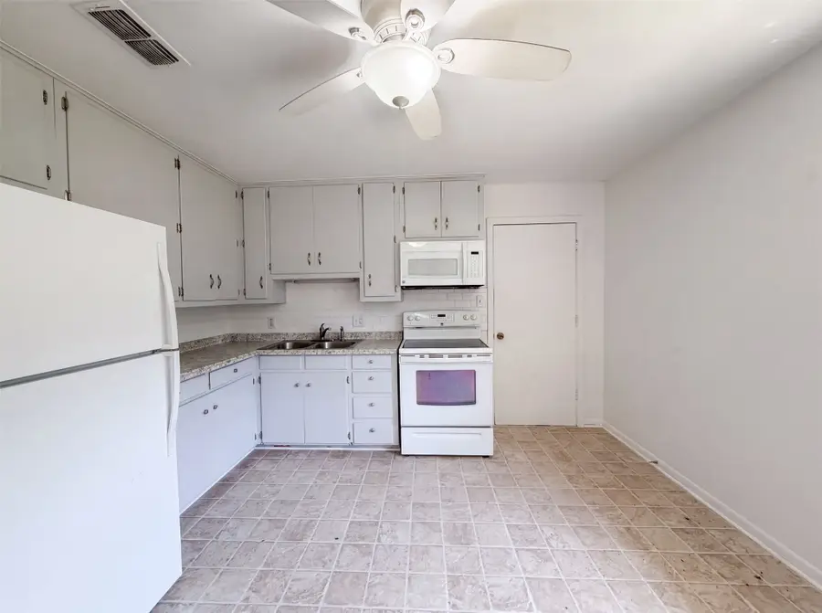 1213 S Ridgeway Drive, Cleburne, TX 76033 - #2