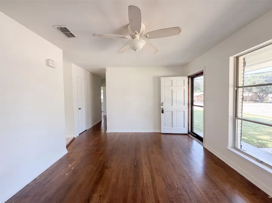 1213 S Ridgeway Drive, Cleburne, TX 76033 - #3