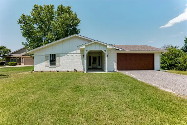 104 Pontiac Drive, Lake Kiowa, TX 76240