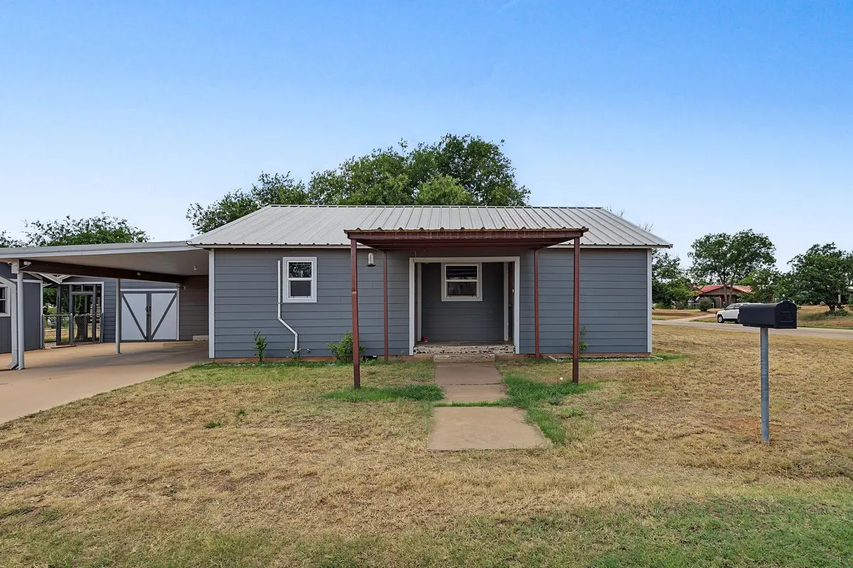 611 N Richard Avenue, Rotan, TX 79546 - #1