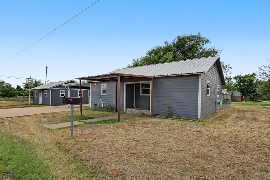 611 N Richard Avenue, Rotan, TX 79546 - #3